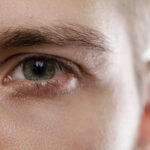 Κοντινό πλάνο στο μάτι ενός άντρα, που δείχνει οτι τα ω-3 λιπαρά οξέα βοηθούν και στην υγεία των ματιών.