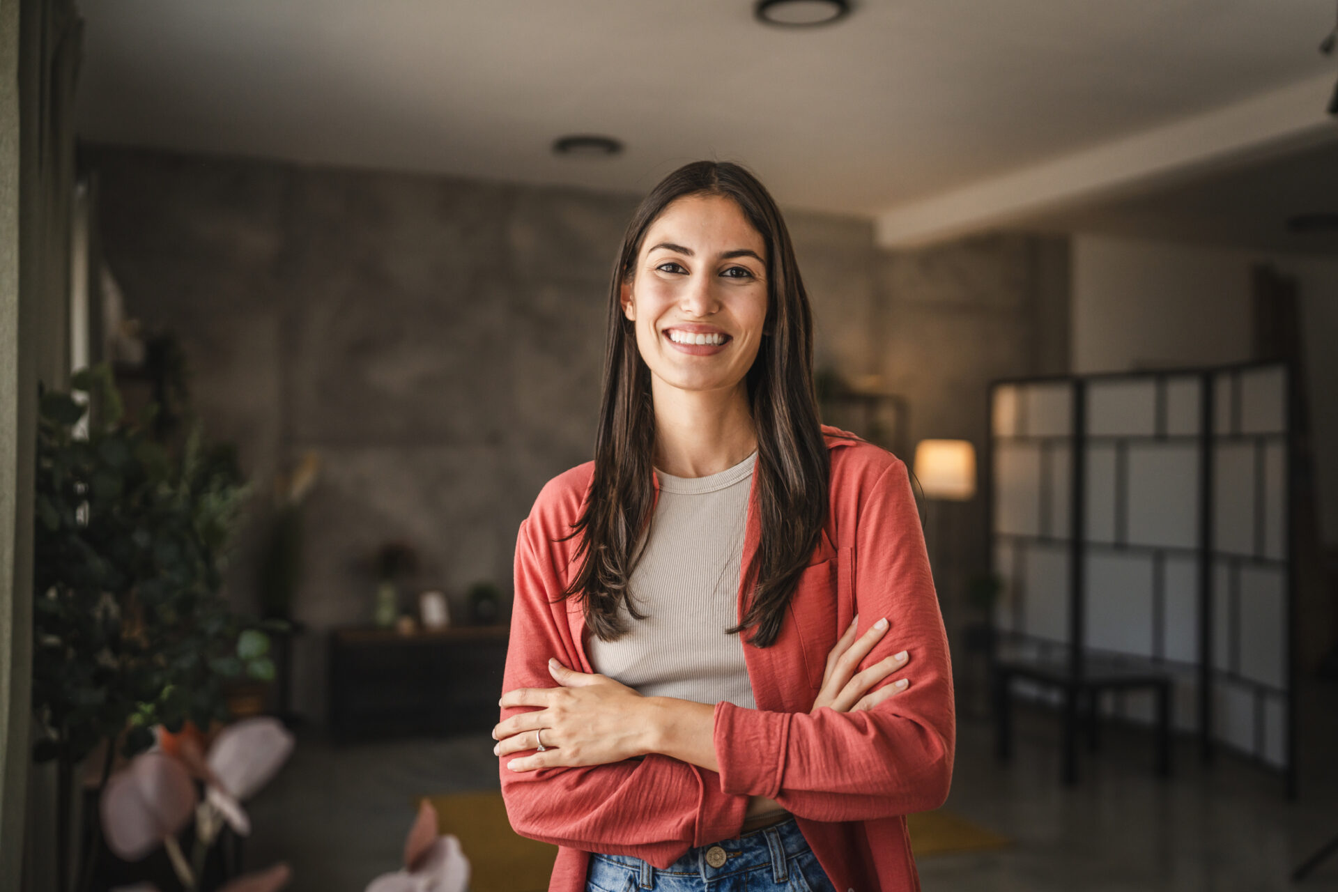Μια νέα γυναίκα που φαίνεται υγιής, χωρίς να έχει προβλήματα έλλειψης σιδήρου, μιας και λαμβάνει καθημερινά τα συμπληρώματά της, από τη σειρά Sidoferon της OLONEA.